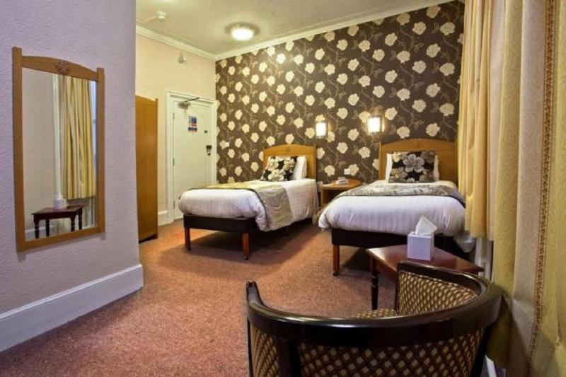 Twin Room image 4