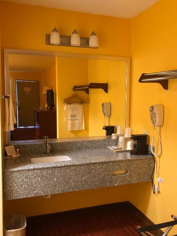 Queen Room with Two Queen Beds - Smoking image 2