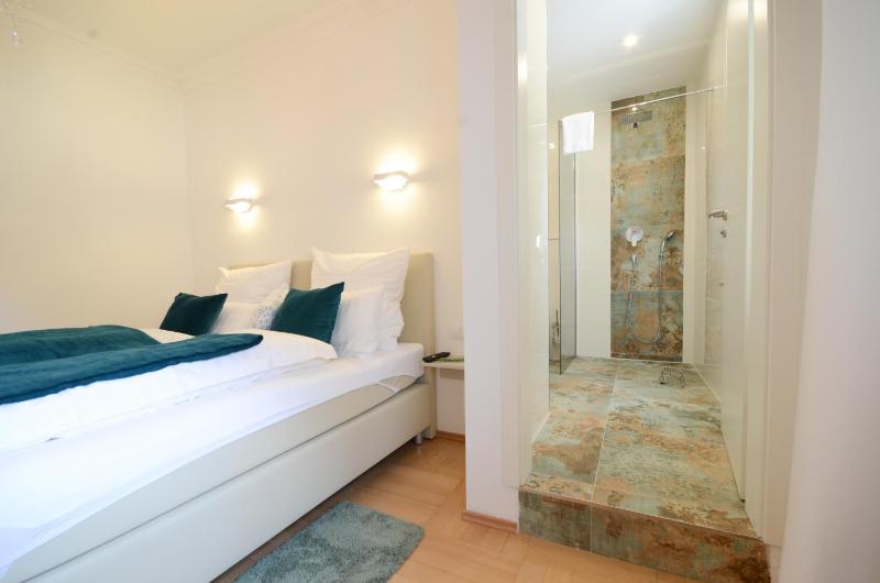 Deluxe Double Room image 3