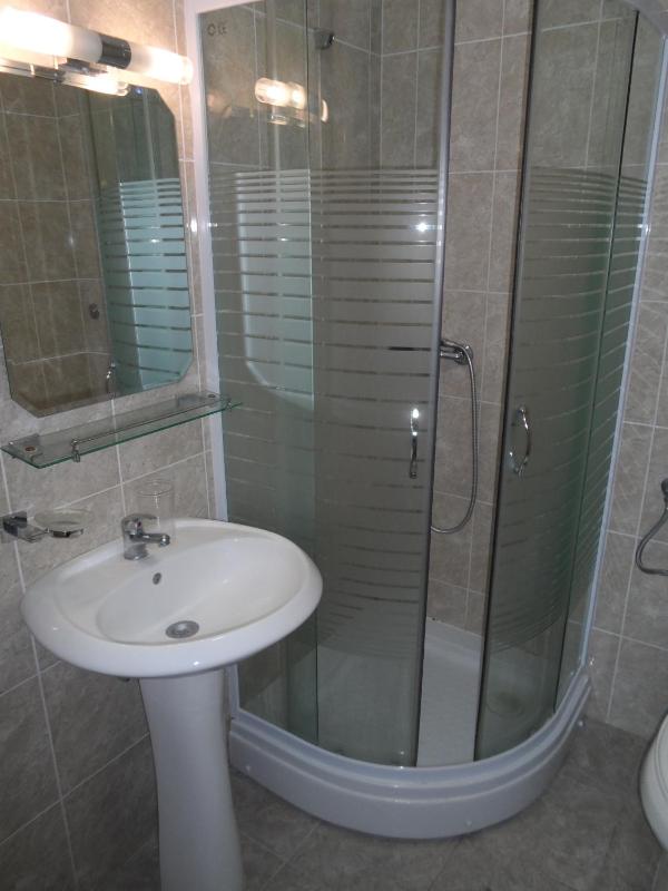 Quadruple Room with Shared Bathroom image 3