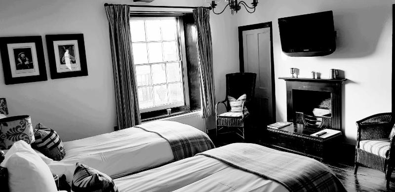 Superior King Room image 3