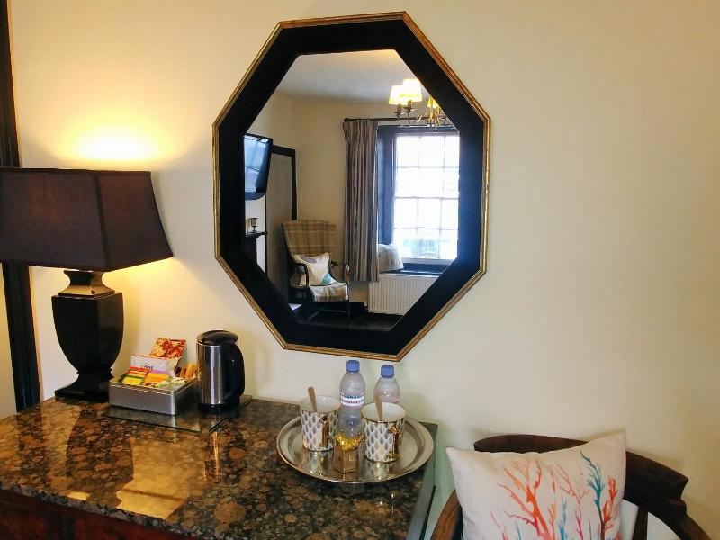 Superior King Room image 4