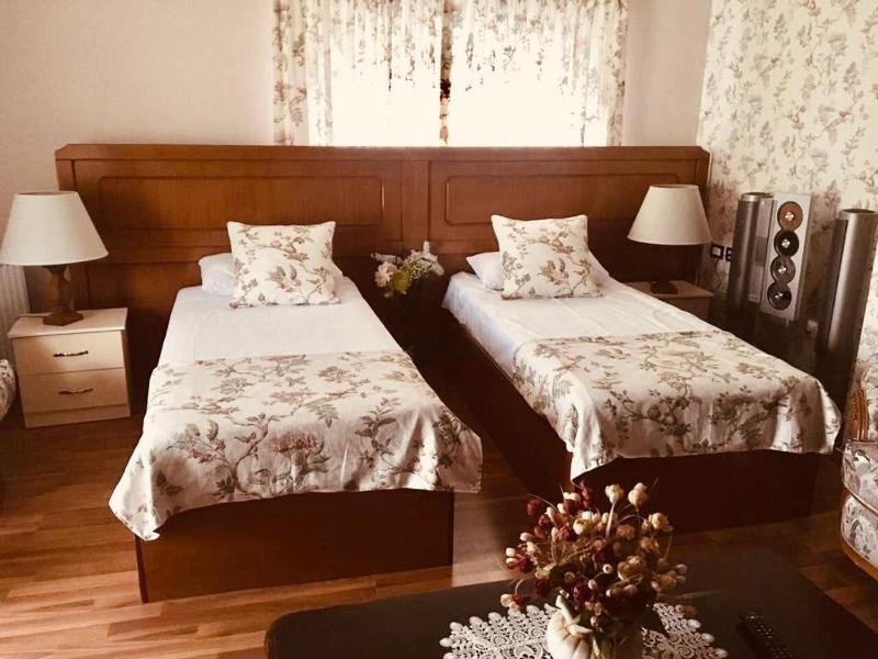 Double or Twin Room with Private Bathroom image 1