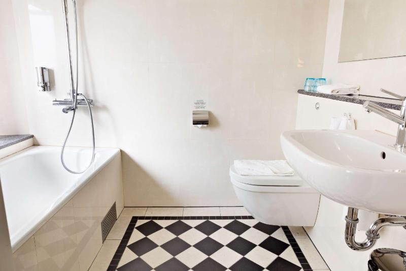 Standard Double Room image 3