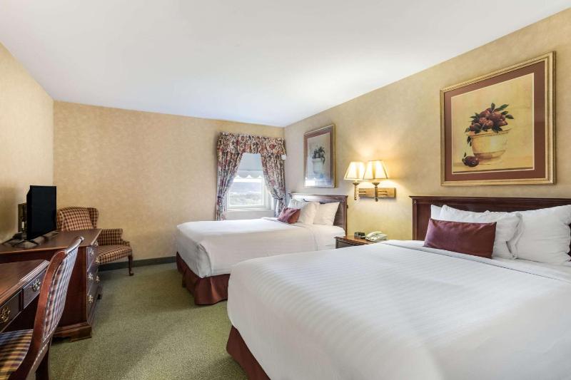 Queen Room with Two Queen Beds - Non-Smoking image 2