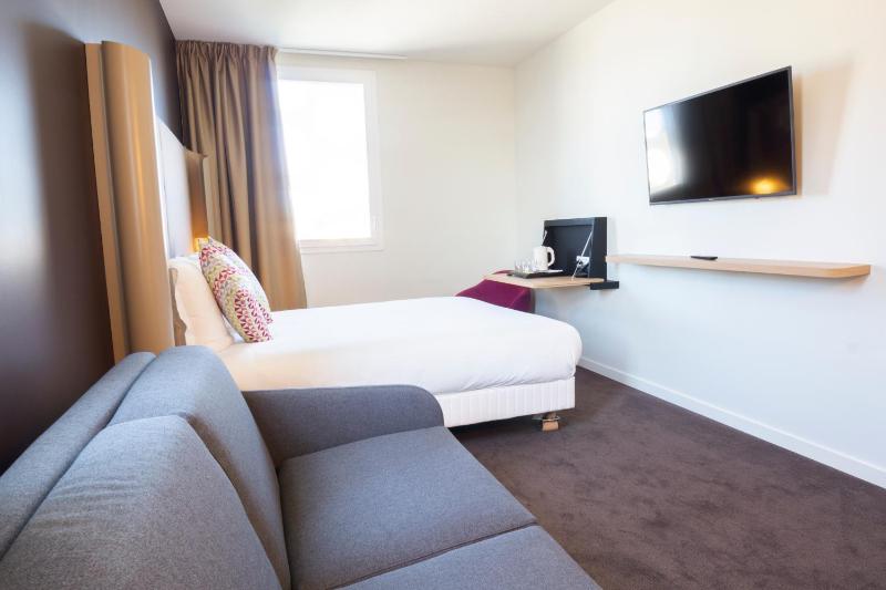 Triple Room with One Double Bed and One Single Sofa Bed image 3