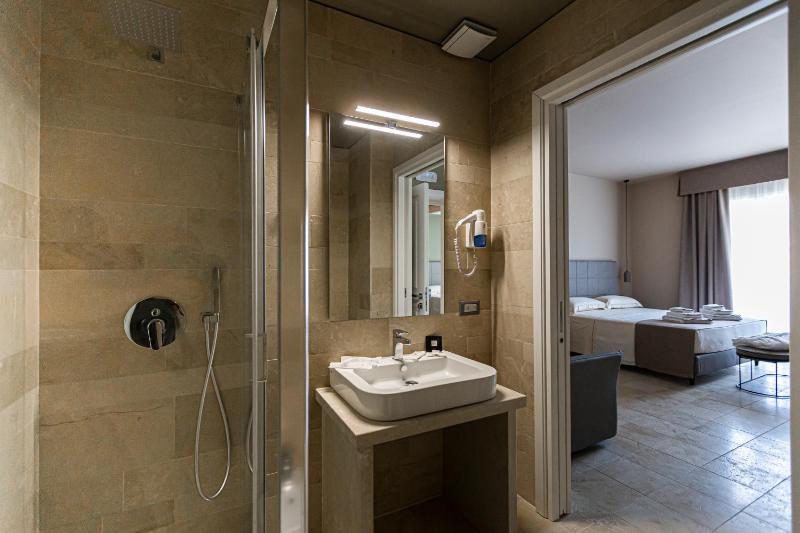 Classic Triple Room image 2