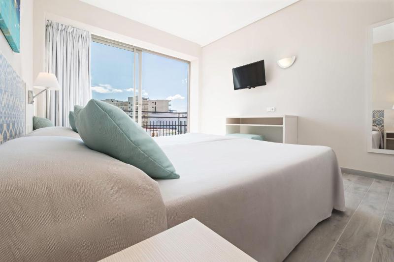Twin Room image 3
