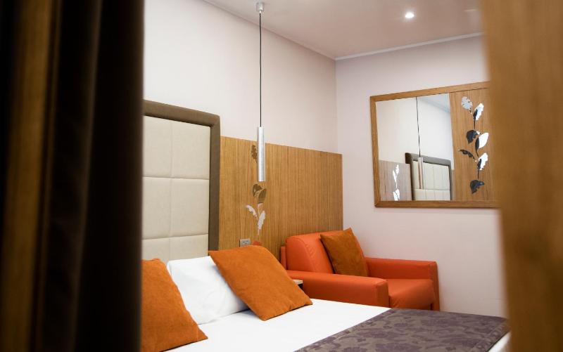 Standard Triple Room image 4
