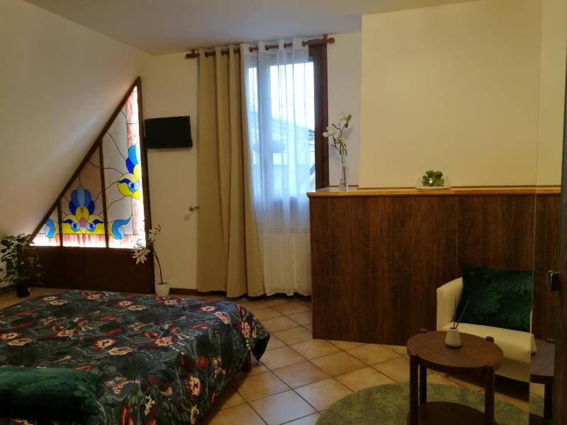 Deluxe Queen Room image 3