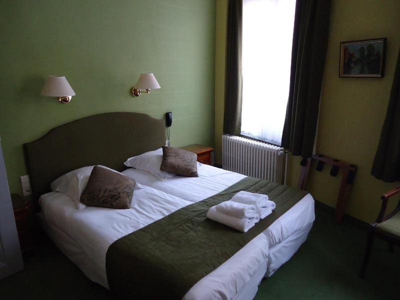 Twin Room image 4