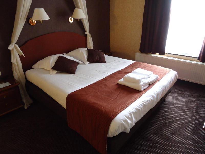 Double Room image 3