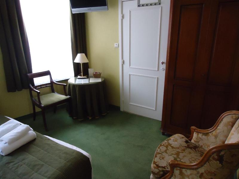 Twin Room image 3