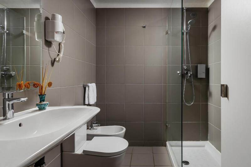 Double Room image 4