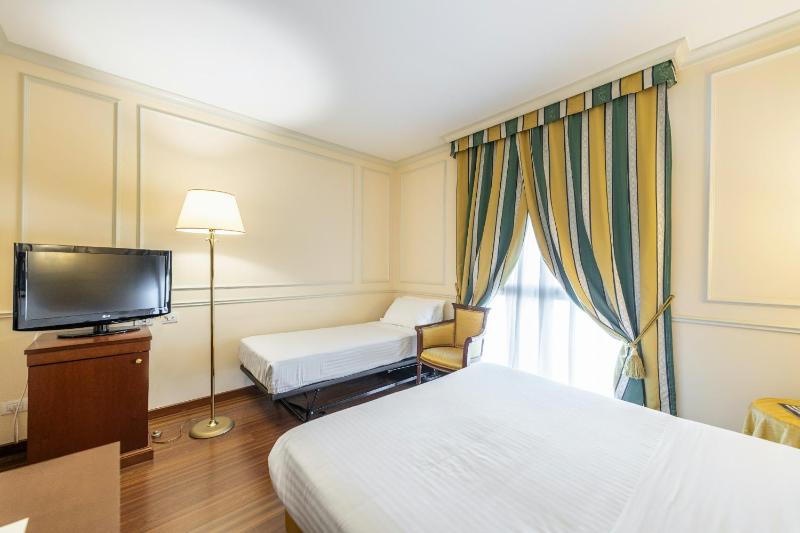 Double Room with Extra Bed image 2