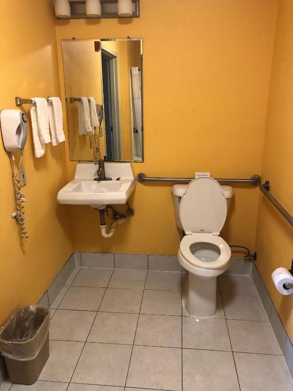 King Room - Mobility Access/Smoking image 2