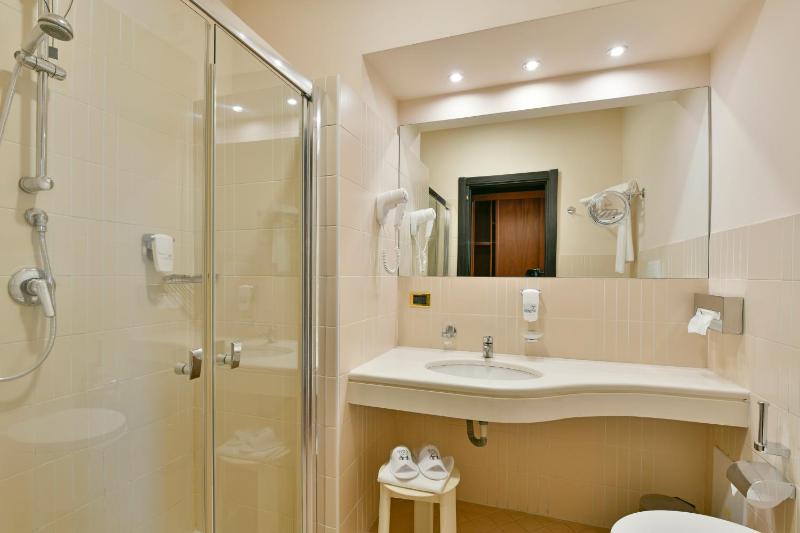 Standard Queen Room image 4