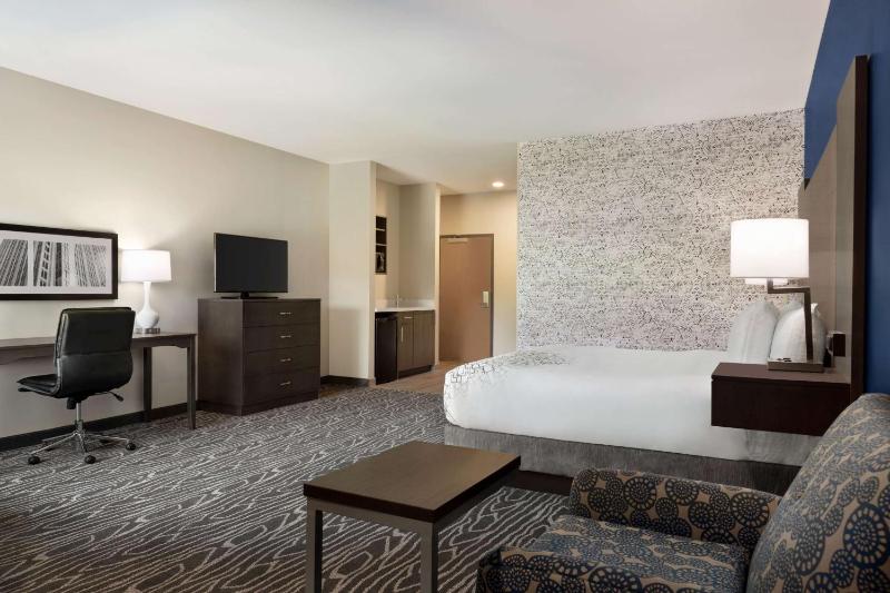 Executive King Room with Sofa Bed image 2