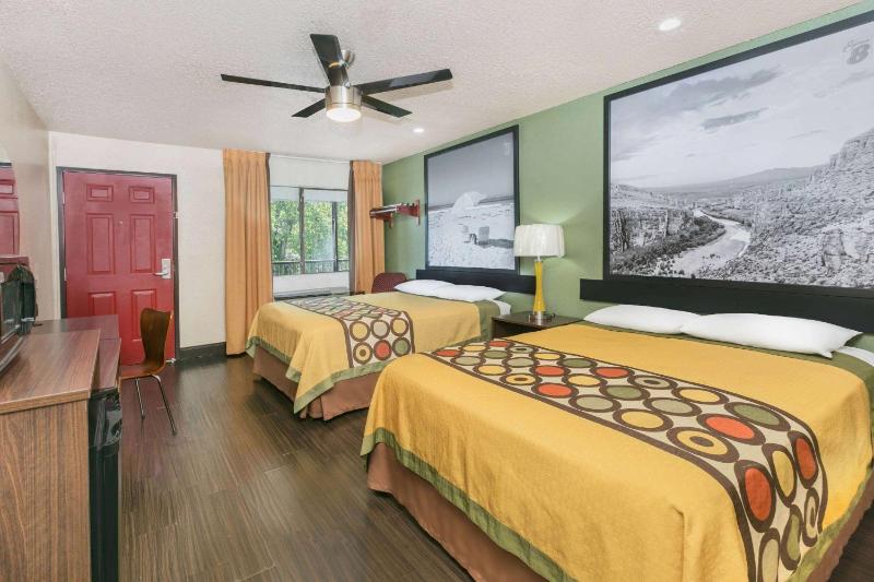Queen Room with Two Queen Beds - Non-Smoking image 3