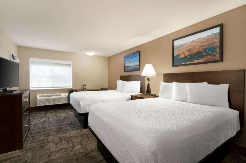 Queen Room with Two Queen Beds - Non-Smoking image 3