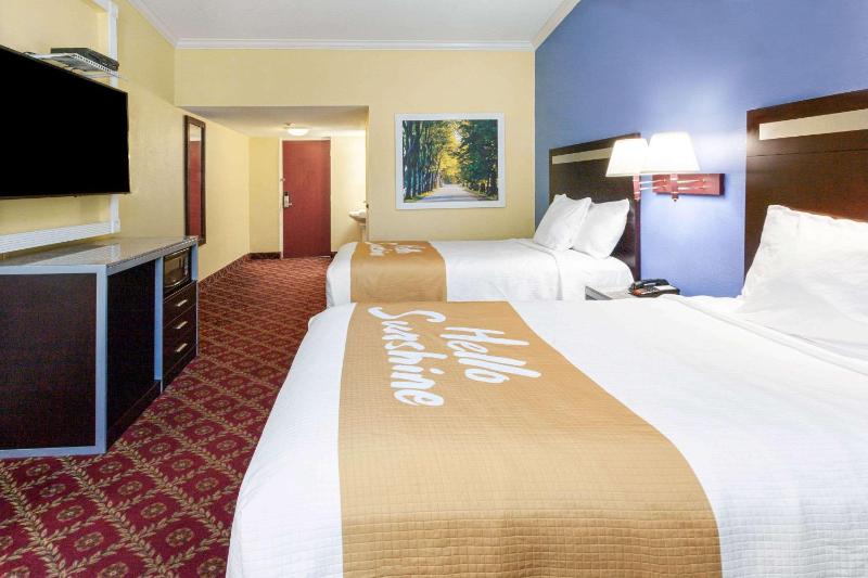 Business Room with Two Double Beds - Non-Smoking image 3