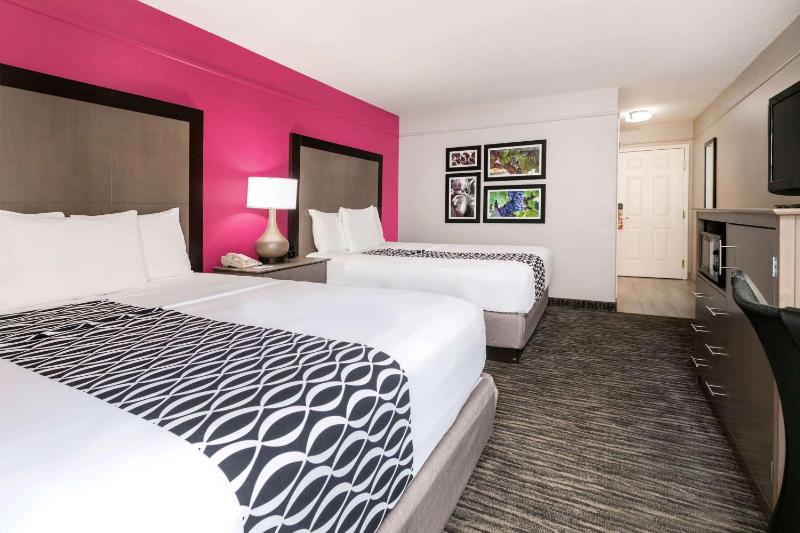 Queen Room with Two Queen Beds - Non-Smoking image 2