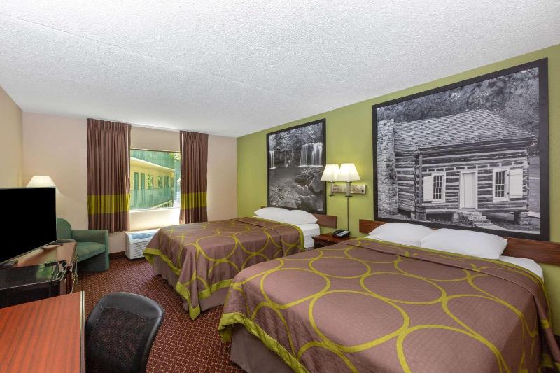 Queen Room with Two Queen Beds - Pool Area/Non-Smoking image 3