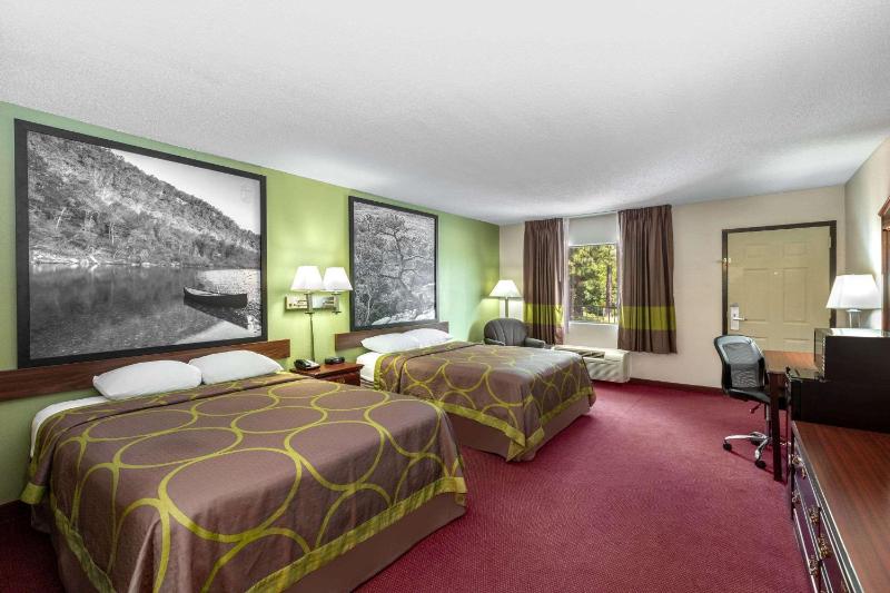 Queen Room with Two Queen Beds - Pool Area/Non-Smoking image 4
