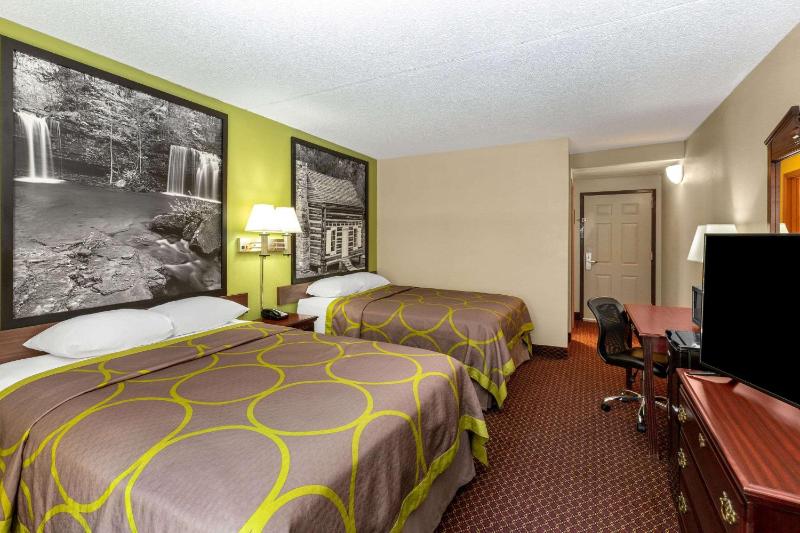 Queen Room with Two Queen Beds - Non-Smoking image 2