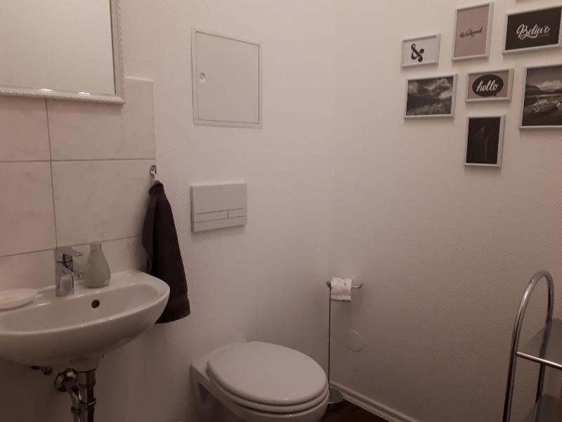 Single Room with Shared Bathroom 201 image 2