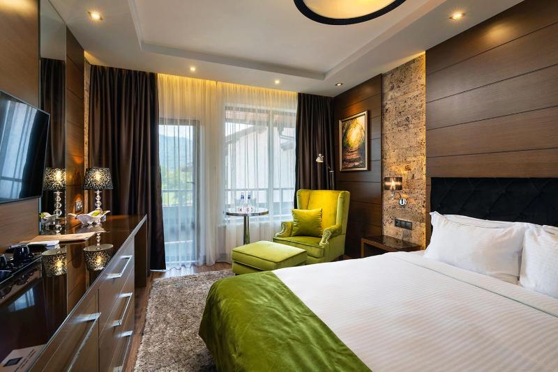 Deluxe Double Room with Balcony image 3