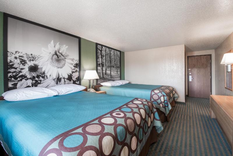Queen Room with Two Queen Beds - Non-Smoking image 3