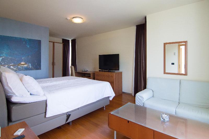 Deluxe Double Room with Sea View image 3