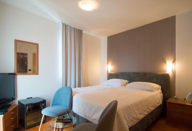 Double Room with Balcony image 2