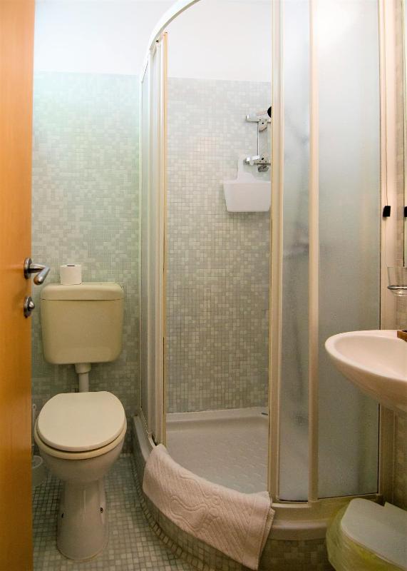 Economy Double Room image 2