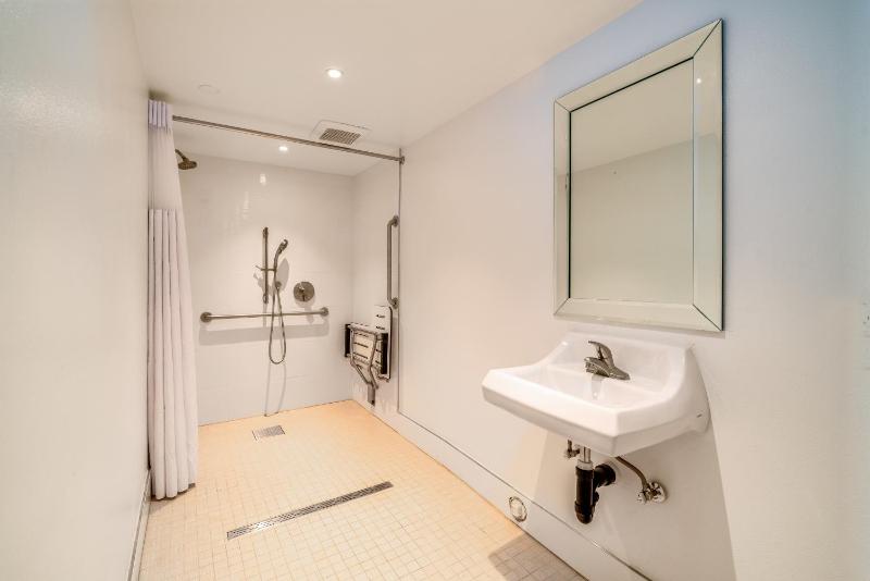 King Room with Roll-In Shower - Disability Access image 1