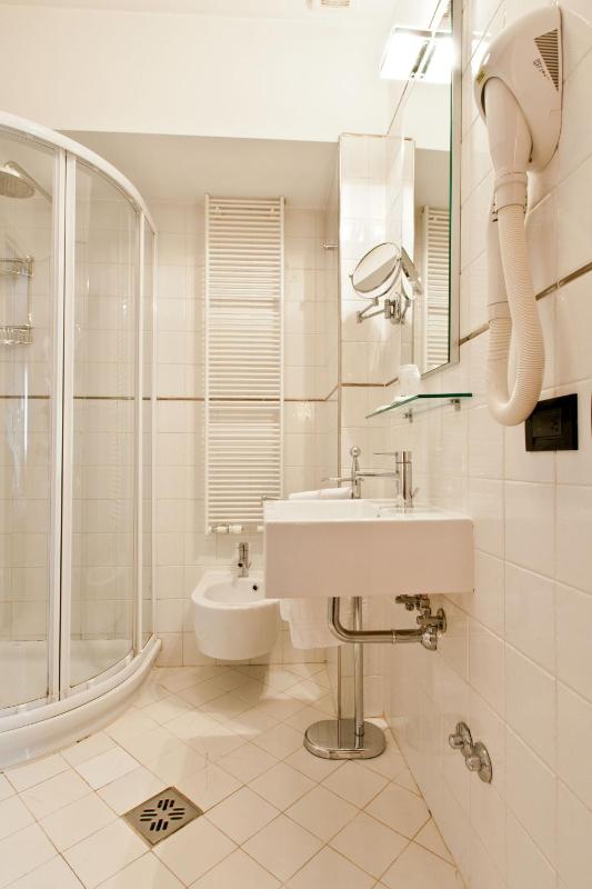 Superior Triple Room image 4