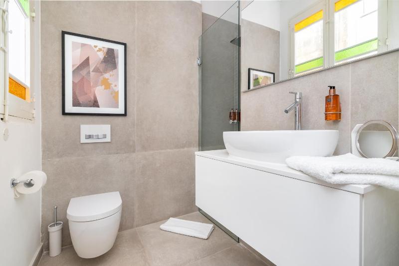Amazing Art Deco Villa 150m to sea with Daily Housekeeping - image 2