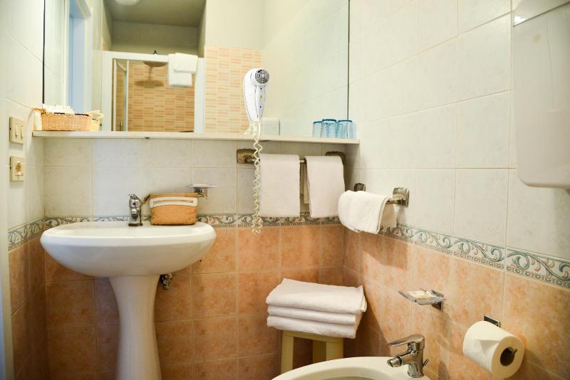 Triple Room with Balcony image 4