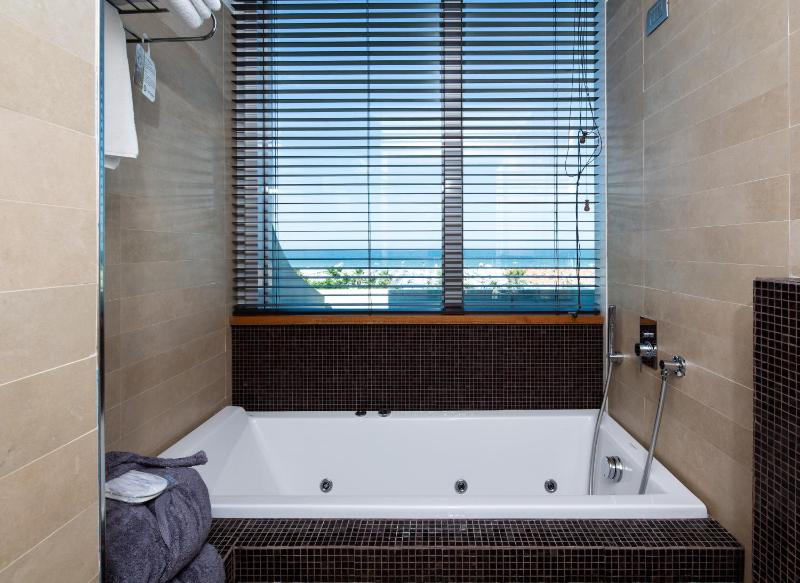 Junior Suite with Jacuzzi and Sea View image 4