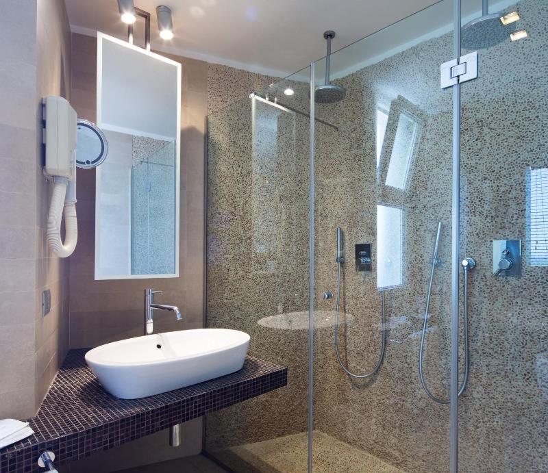 Junior Suite with Jacuzzi and Sea View image 3