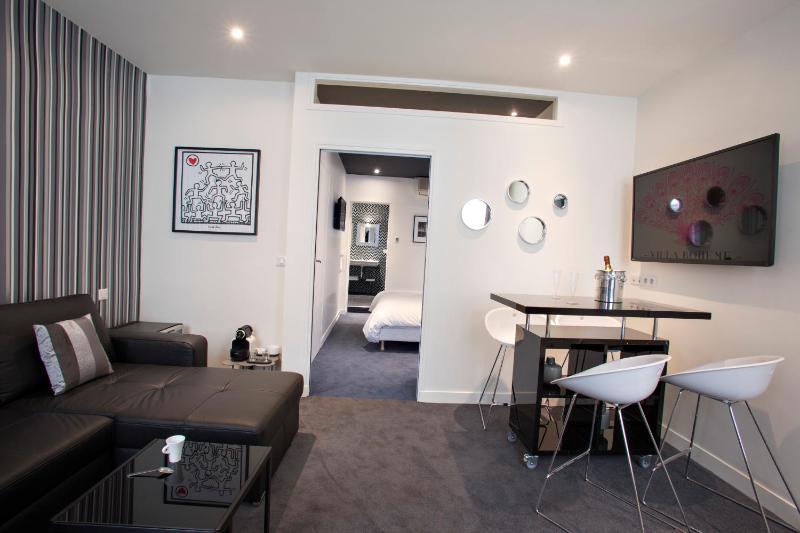 Deluxe Suite with Spa Bath image 3