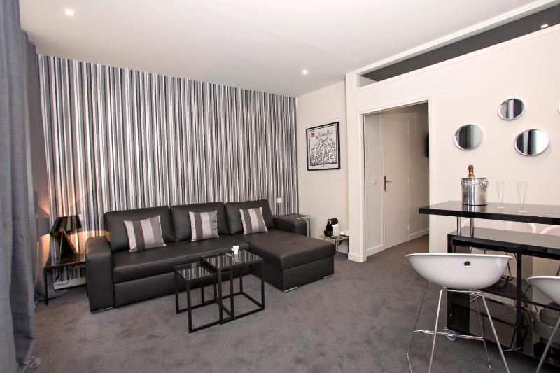 Deluxe Suite with Spa Bath image 2