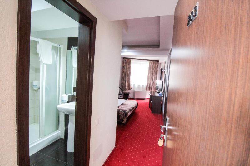 Double Room with Balcony image 2
