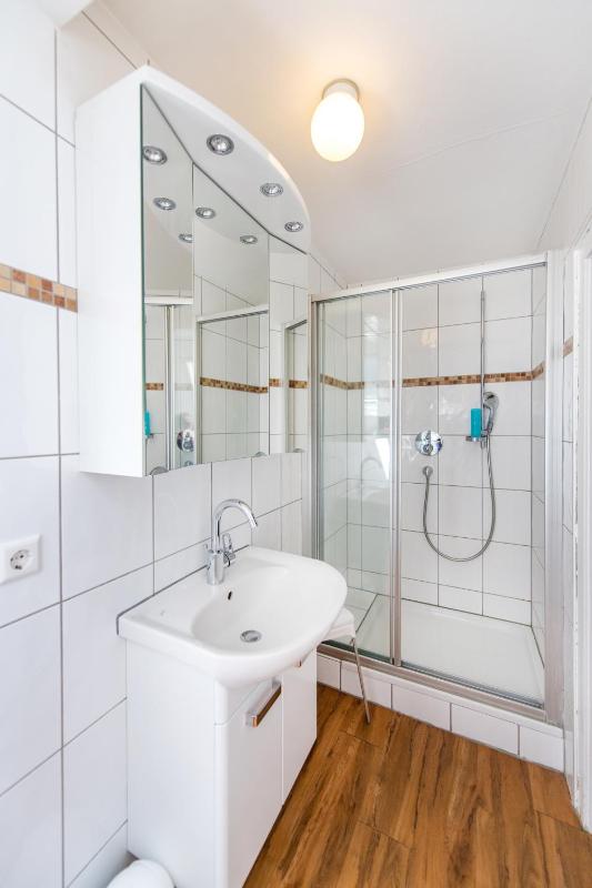 Deluxe Three-Bedroom Apartment image 2