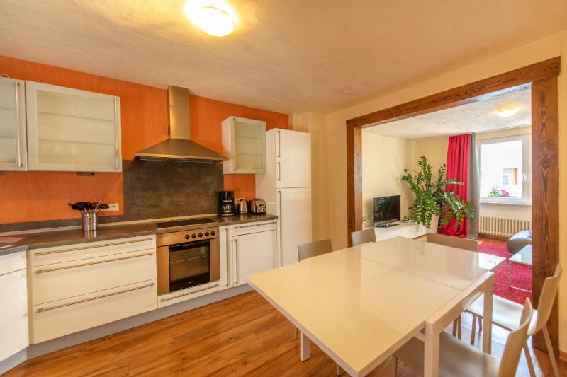 Deluxe Three-Bedroom Apartment image 3