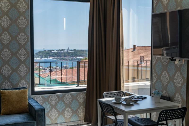 Deluxe Double Room with Balcony and Sea View image 3
