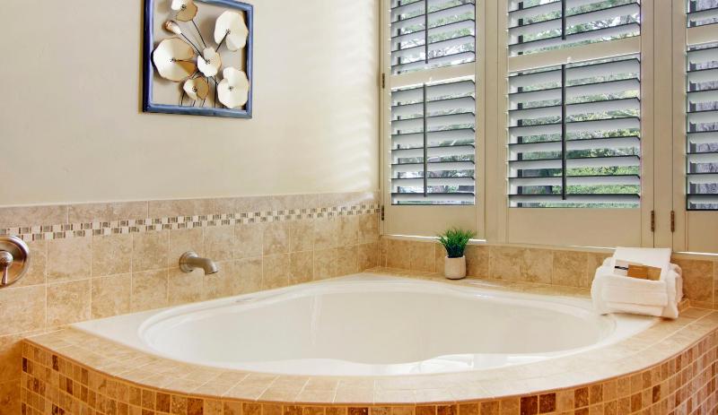 Premium King Suite image 3