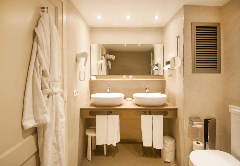 Triple Room with Balcony image 3