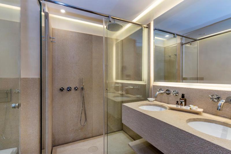 Deluxe Double Room with Balcony image 2